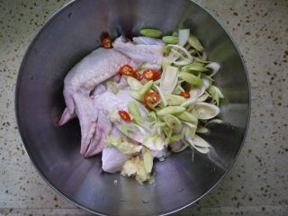 香茅烤鸡翅,把香茅、红辣椒、大蒜切碎，然后放进鸡翅中。