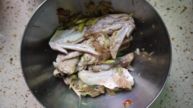 香茅烤鸡翅,把所有的调料混合拌匀，均匀地抹在鸡翅上，给鸡翅做一个全身按摩。如果用整个的童子鸡烤，可以将部分调料塞进鸡的肚子里面。最好是盖保鲜膜把鸡翅放进冰箱冷藏腌制6小时以上或者12小时。
