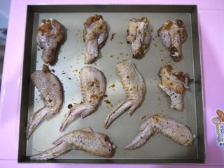 香茅烤鸡翅,鸡翅腌制完成后取出，烤之前去除鸡翅表面的香茅碎，把鸡翅放在烤盘中。如果不把香茅碎去除，烤的时候香茅容易烤焦，影响口感。