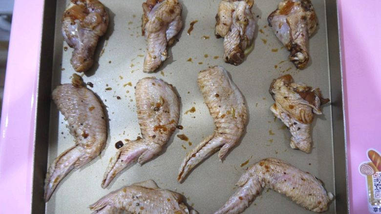 香茅烤鸡翅,鸡翅腌制完成后取出，烤之前去除鸡翅表面的香茅碎，把鸡翅放在烤盘中。如果不把香茅碎去除，烤的时候香茅容易烤焦，影响口感。