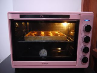 香茅烤鸡翅,烤箱提前预热，上下火200度，烘烤30分钟左右。如果烤箱有热风模式可以用这个模式，这样会烤的更加均匀。烤整鸡的话的烘烤时间要适当延长。