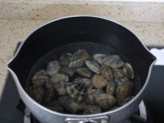 蒜蓉海鲜意大利面,锅中倒水烧开，把清洗干净的花甲倒入，煮到开口捞出。