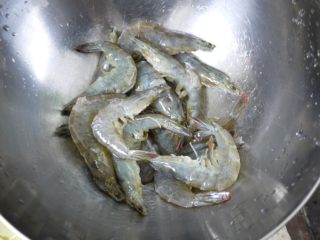 蒜蓉海鲜意大利面,海虾剪去头部的尖刺和虾脚，开背挑出虾线。