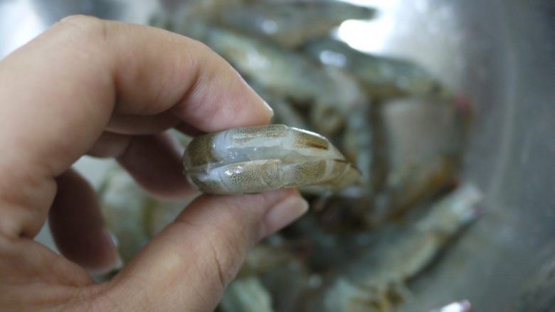 蒜蓉海鲜意大利面,处理干净的海虾。