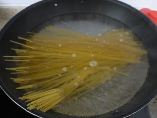 蒜蓉海鲜意大利面,烧一锅热水，水里加盐，水沸腾后加入意大利面，煮8-10分钟。
