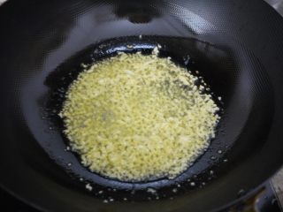 蒜蓉海鲜意大利面,锅烧热后倒入橄榄油，加入蒜泥炒出蒜香味。