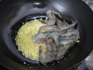 蒜蓉海鲜意大利面,倒入海鲜，炒至虾变红。