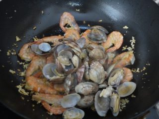 蒜蓉海鲜意大利面,虾变红后加入花甲。