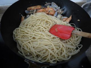 蒜蓉海鲜意大利面,虾和花甲煸炒均匀后加入意大利面，继续翻炒。
