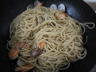 蒜蓉海鲜意大利面,最后加入酱油和盐调味。