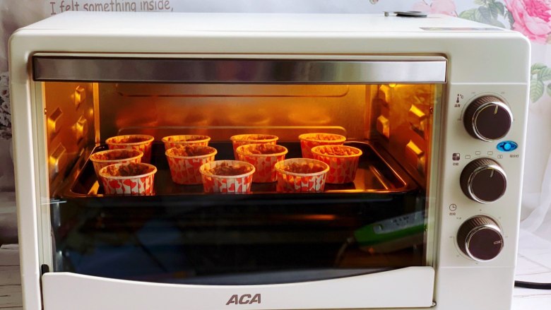 草莓酸奶燕麦杯,放入预热至180度的aca烤箱中层，上下火烘烤25分钟左右。