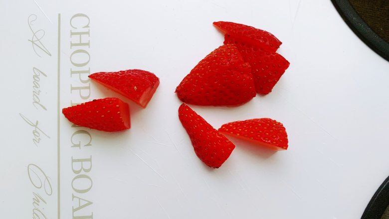 草莓酸奶燕麦杯,这时可以把<a style='color:red;display:inline-block;' href='/shicai/ 592'>草莓</a>洗净，去蒂后切小块。