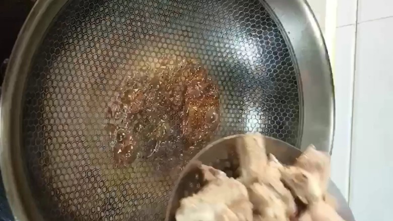 排骨炖土豆,炒至香油色，放入排骨翻炒均匀