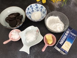 奥利奥雪媚娘,准备好食材，糯米粉，淀粉，白糖，奶油，黄油，奥利奥饼干