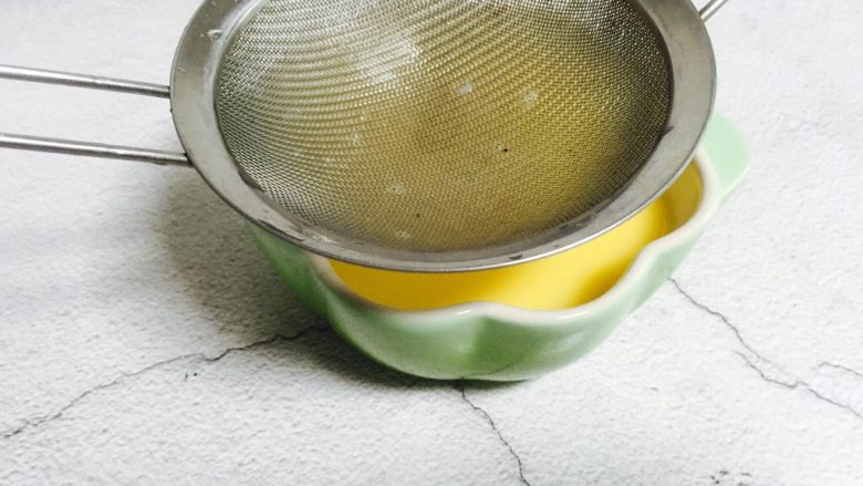 秋葵蒸蛋,将蛋液用筛子过滤两遍会更细腻
