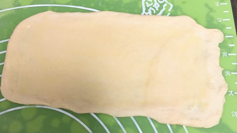 酥香肉松面包,表面刷上黄油液。
