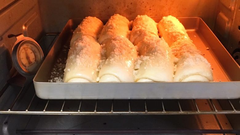 酥香肉松面包,烤箱预热至180度，金盘送入烤箱，烤制20分钟。