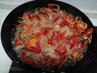 美味小龙虾,锅中放入适量油，油温5层热放入大虾炸制大虾发红捞出。