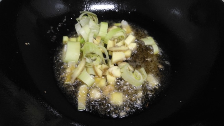 美味小龙虾,锅中留底油，放入葱、姜。