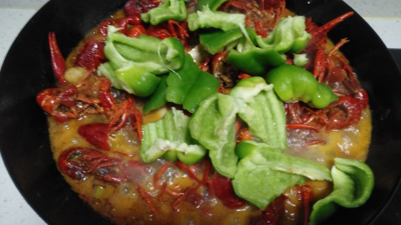 美味小龙虾,炖2分钟，放入菜椒片。