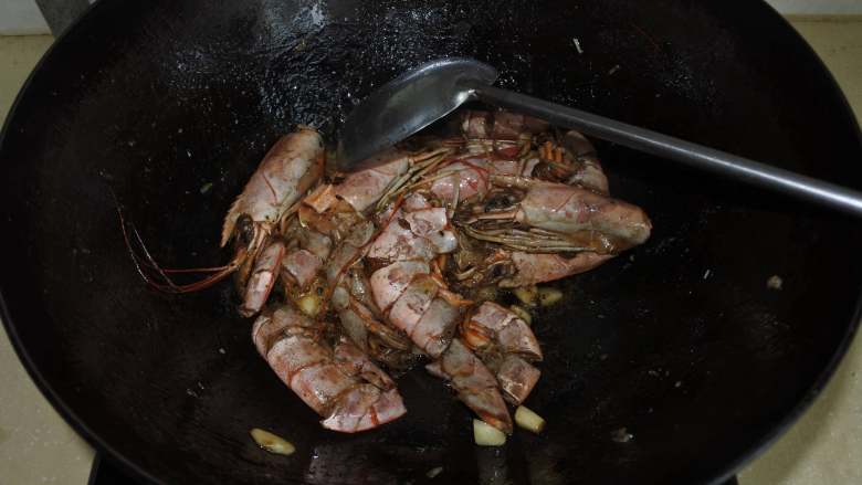 煎南美虾球配意式墨汁海鲜烩饭,橄榄油炒香虾头和虾皮和蒜，