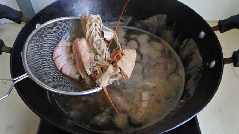 煎南美虾球配意式墨汁海鲜烩饭,水煮5分钟做成高汤，捞出虾皮