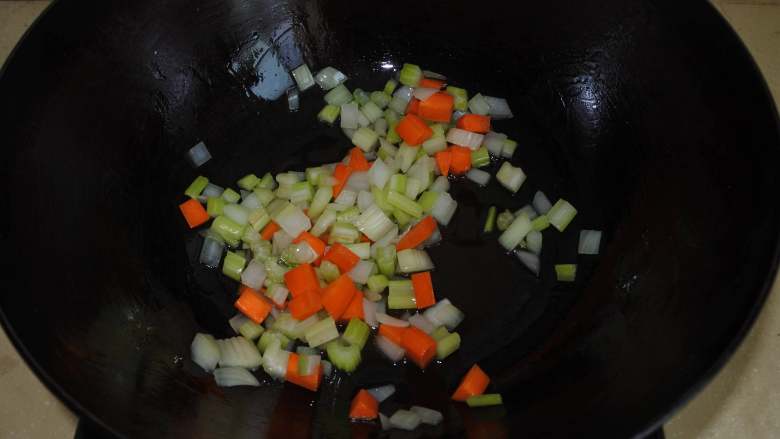 煎南美虾球配意式墨汁海鲜烩饭,橄榄油炒香蔬菜，倒入虾汤煮出香味