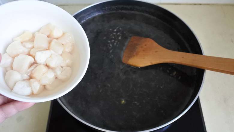 煎南美虾球配意式墨汁海鲜烩饭,煮至半熟的时候放入扇贝丁