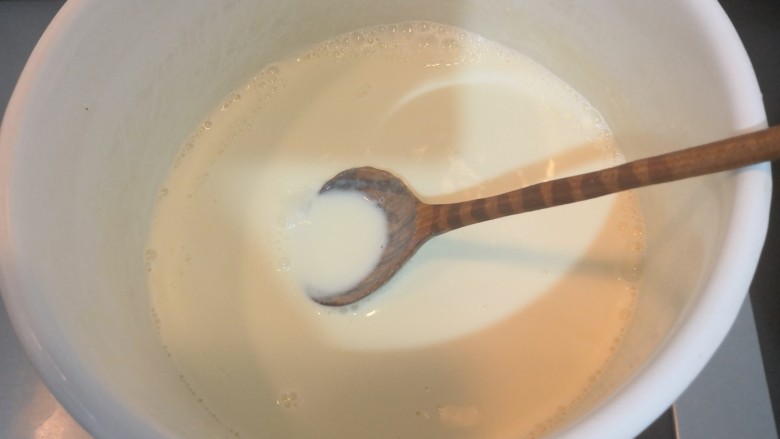 Q糖蛋奶布丁,把蛋奶液，倒入锅中，中小火搅拌至微开