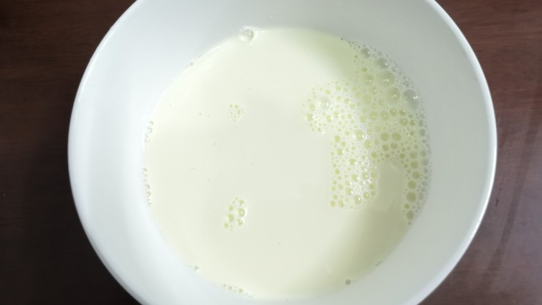 Q糖蛋奶布丁,倒入碗中，凉至30度，备用
