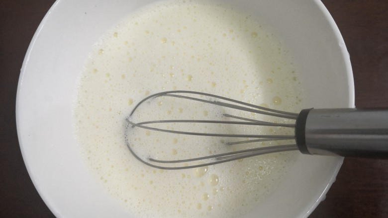 Q糖蛋奶布丁,用蛋抽，搅拌均匀