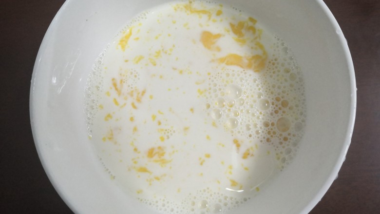 Q糖蛋奶布丁,把蛋黄与牛奶，放入碗中