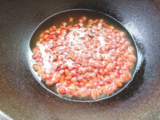 凉拌蕨根粉,锅中放入适量的油放入花生米炸至酥脆