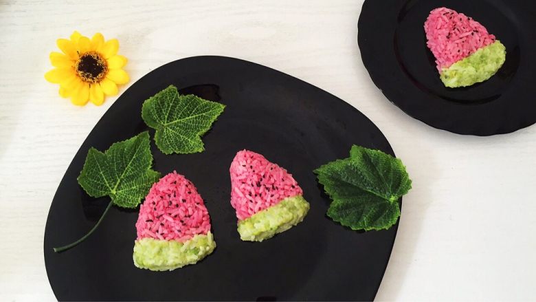 小盆友喜欢的西瓜饭团,最后在粉色米饭上撒一点黑芝麻，西瓜造型的米饭就做好了。