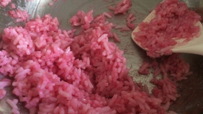 小盆友喜欢的西瓜饭团,混合均匀成粉色米饭；