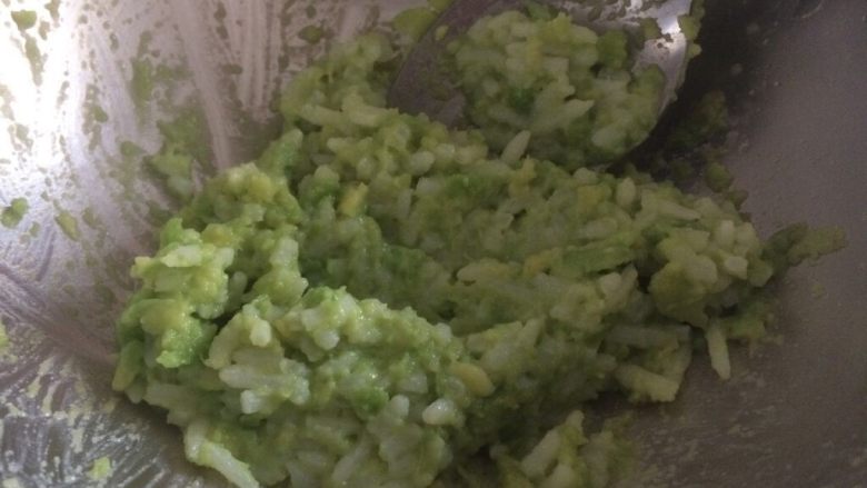 小盆友喜欢的西瓜饭团,剩下的米饭加一点糖，和牛油果泥混合成绿色米饭；