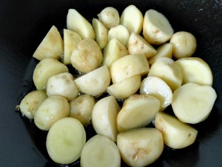 肉末小土豆,锅内放油烧热放入土豆