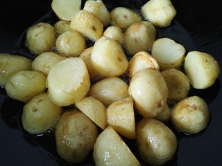 肉末小土豆,将土豆煎熟略微有点金黄然后盛出备用