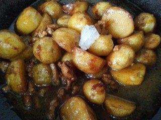 肉末小土豆,煮一会之后加入一小块冰糖调味，无需另外加盐，生抽比较咸味道刚好
