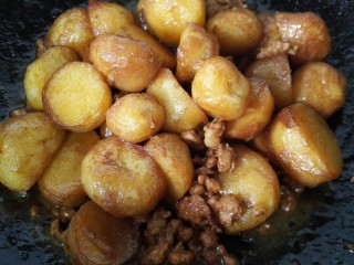肉末小土豆,煮至汁干土豆入味即可出锅