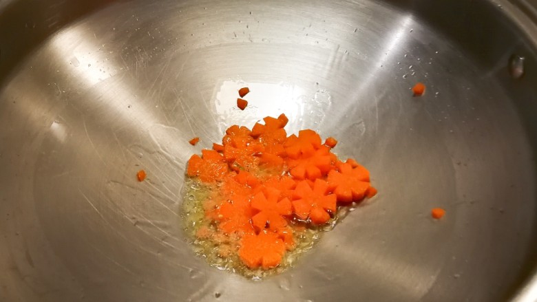 荷兰豆黄鱼干,油热放入胡萝卜