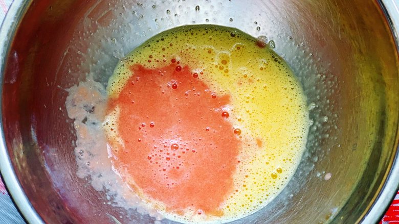 西红柿磨牙棒,接着加入之前打好的西红柿汁，用手动打蛋器搅拌均匀。