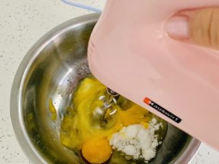 榛子🌰布朗尼蛋糕,鸡蛋、糖 放入打蛋盆中
