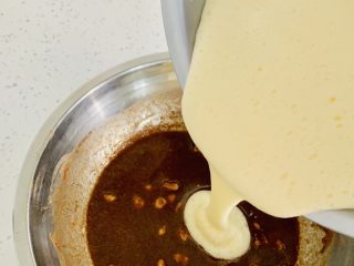 榛子🌰布朗尼蛋糕,蛋黄液 倒入黄油、巧克力液体中 充分搅拌均匀