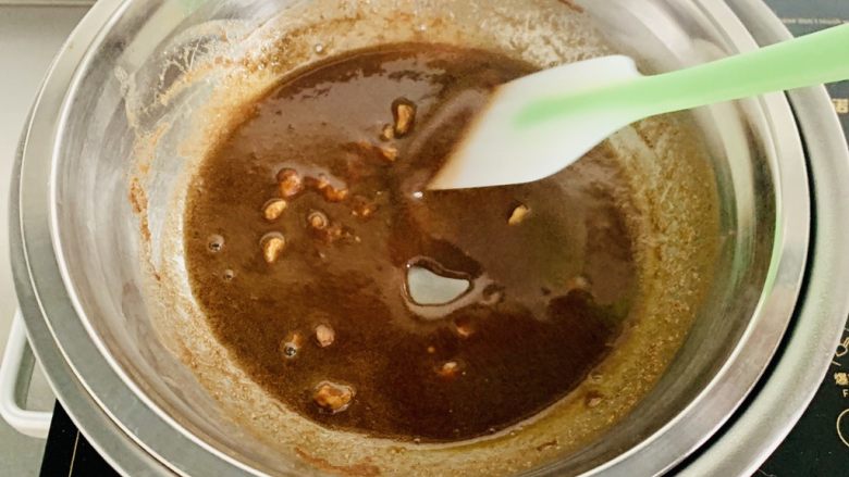 榛子🌰布朗尼蛋糕,加热至黄油与巧克力充分溶解