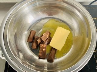 榛子🌰布朗尼蛋糕,先把黄油、巧克力🍫 放在盆里 隔水融化  ！！！下面👇还有一个盆子有水哟