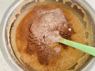 榛子🌰布朗尼蛋糕,加入过筛的低粉、可可粉 搅拌均匀 这里注意⚠️手法要轻柔 不要过度搅拌