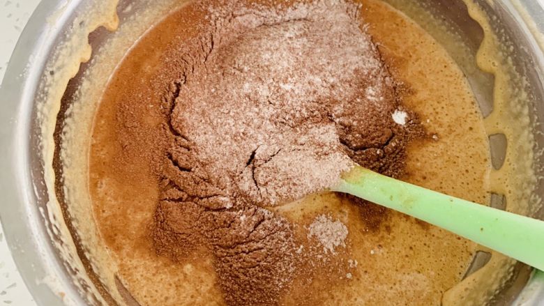 榛子🌰布朗尼蛋糕,加入过筛的低粉、可可粉 搅拌均匀 这里注意⚠️手法要轻柔 不要过度搅拌
