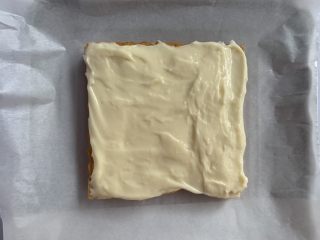 熔岩乳酪吐司,将乳酪糊涂抹到吐司上