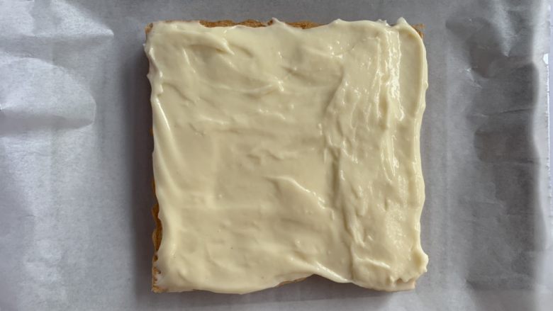 熔岩乳酪吐司,将乳酪糊涂抹到吐司上